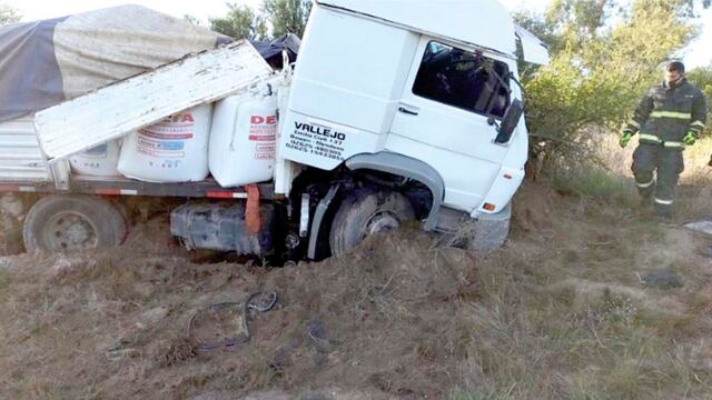 Dos camiones se rozaron de frente y terminaron en la banquina (Noticias del Sur Online)