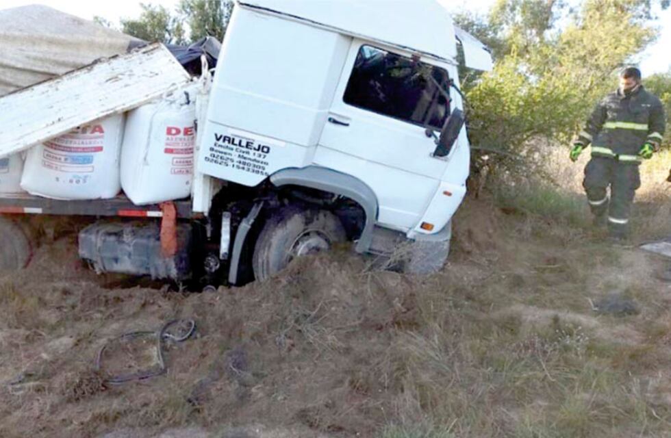 Un chofer se habría dormido y dos camiones se rozaron de frente cerca de General Acha