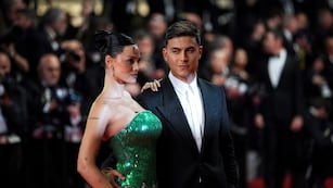 Cine. Paulo Dybala y Oriana se robaron los flashes este lunes en Cannes. Pero en la lista de la Selección, no está (Foto: AP).