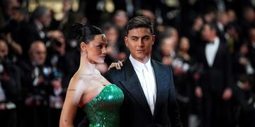 Cine. Paulo Dybala y Oriana se robaron los flashes este lunes en Cannes. Pero en la lista de la Selección, no está (Foto: AP).