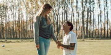 El joven hizo una remera que decía: "¿Te queres casar conmigo? Te amo".