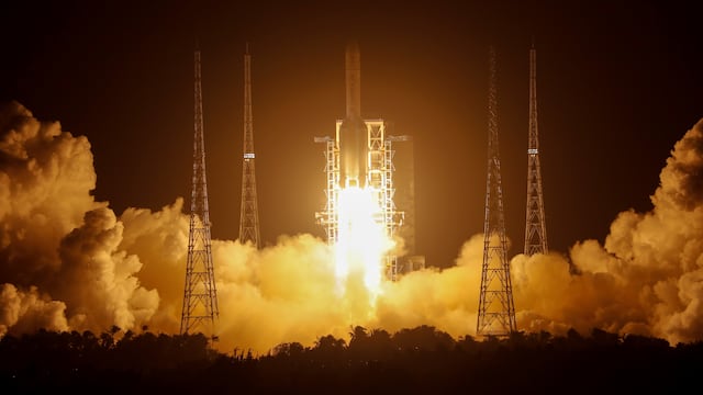 El cohete “Larga Marcha 5” propulsó la nave desde el centro espacial de Wenchang. Es la primera operación de este tipo en más de 40 años. (Foto: REUTERS/Tingshu Wang)