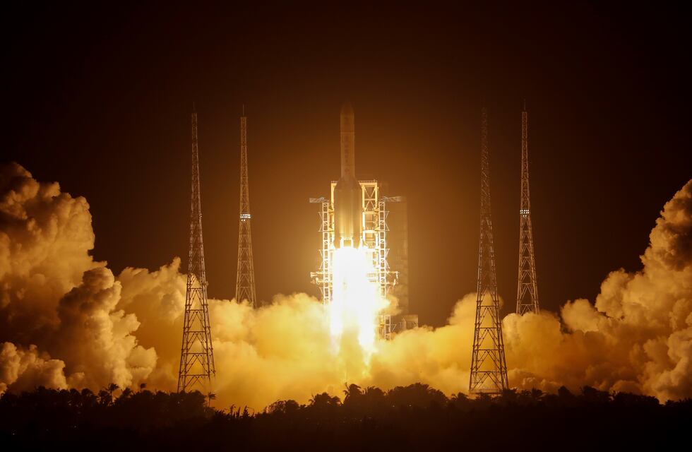 China lanzó una sonda al espacio para traer muestras de la Luna