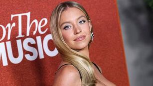Desde París, Sydney Sweeney lució un vestido ajustado mega escotado y confirma que es la reina de los Juegos Olímpicos