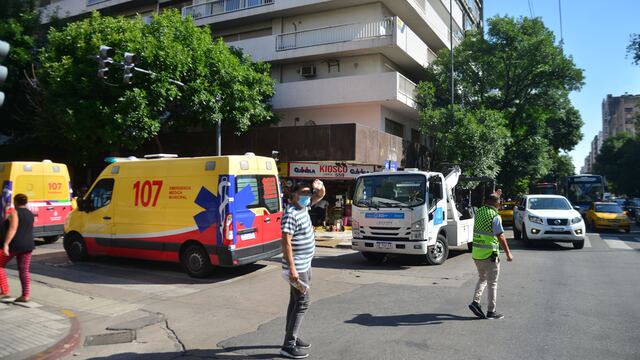 Córdoba: un lesionado y 50 autoevacuados por un incendio en el octavo piso de un edificio en la calle 27 de Abril al 200.