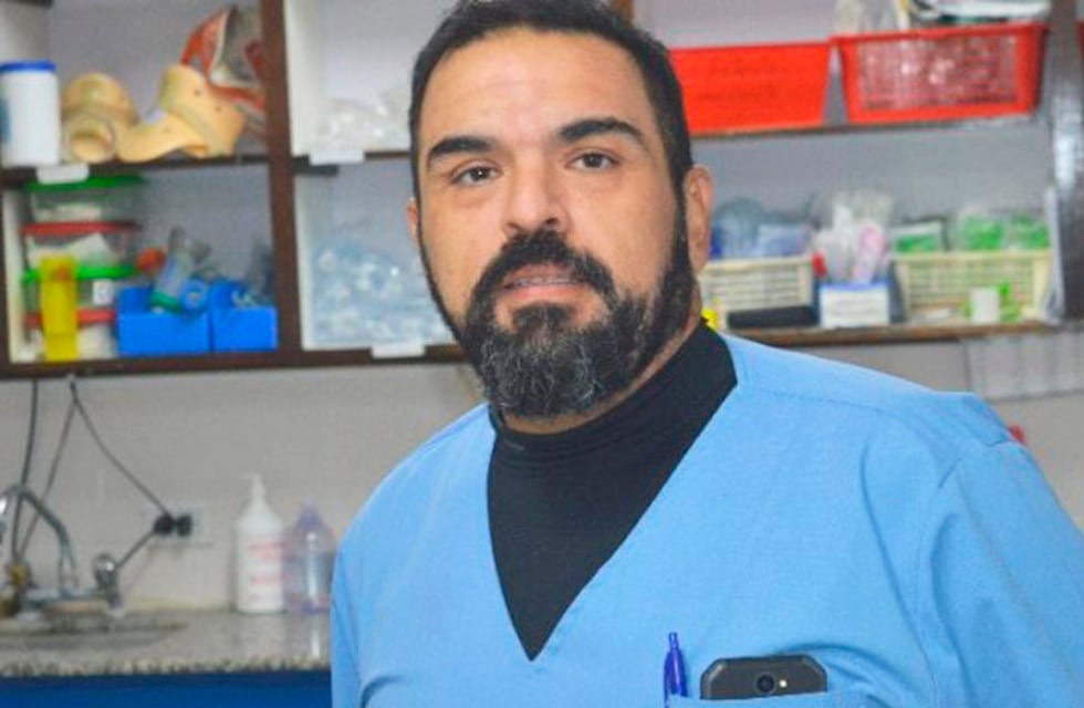 Echaron al director del hospital de Intendente Alvear por vacunar al jefe comunal