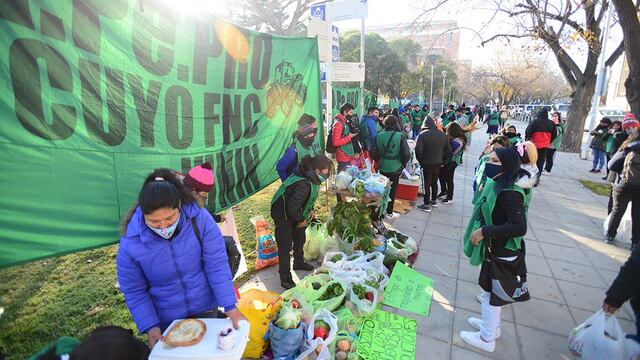 Un importante número de pequeños productores agrícolas protestó frente a la Casa de Gobierno. Claudio Gutiérerz/Los Andes