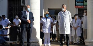 El ministro Gustavo Bouhid (izq.) y el director del hospital "Pablo Soria", César Mulqui, presidieron la ceremonia de homenaje al personal del nosocomio que falleció durante la pandemia.