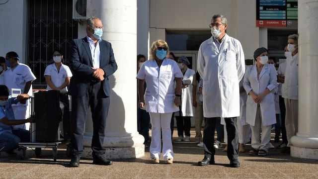 El ministro Gustavo Bouhid (izq.) y el director del hospital "Pablo Soria", César Mulqui, presidieron la ceremonia de homenaje al personal del nosocomio que falleció durante la pandemia.