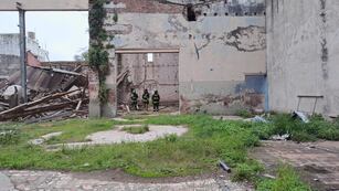 Los bomberos trabajando en los ExAlmacenes Ripamonti