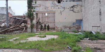 Los bomberos trabajando en los ExAlmacenes Ripamonti