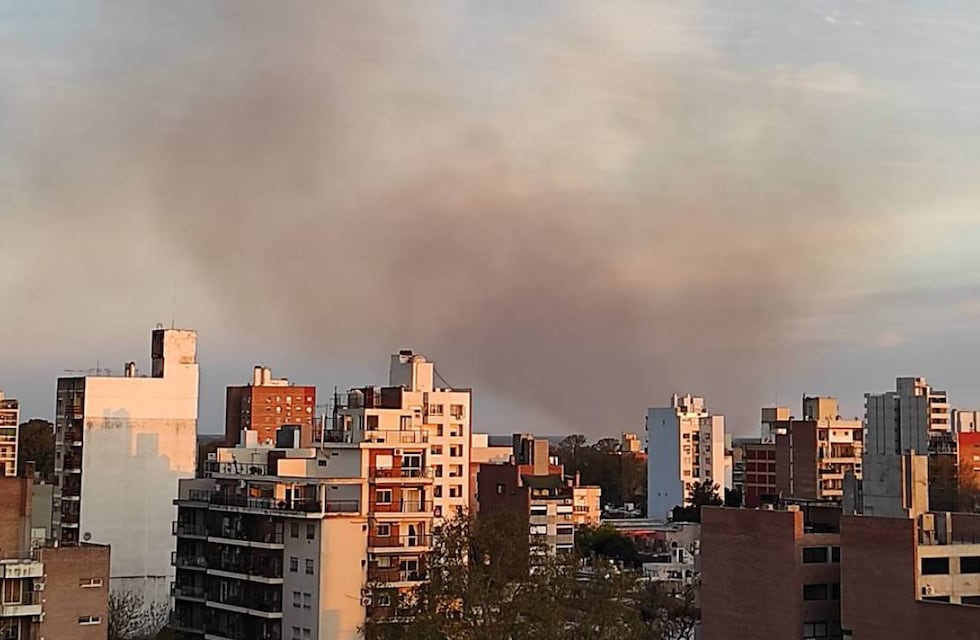 Olor a quemado en Rosario: el humo avanza por incendios en las islas