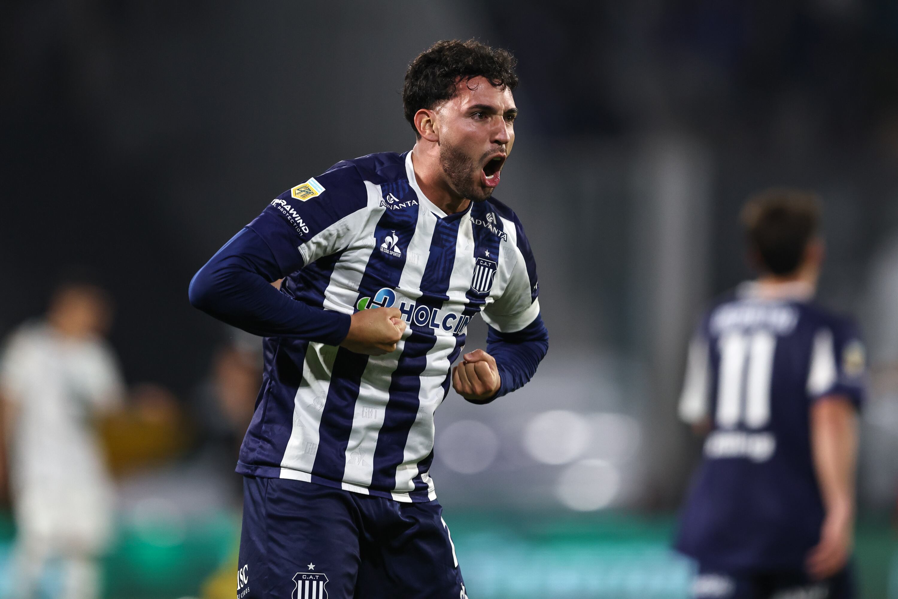 Nahuel Bustos grita el gol ante Sarmiento, en un momento clave. (Prensa Talleres).