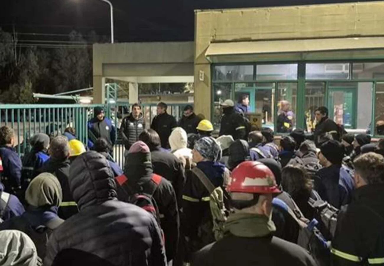 Los trabajadores de la petroquímica en la puerta de la fábrica.