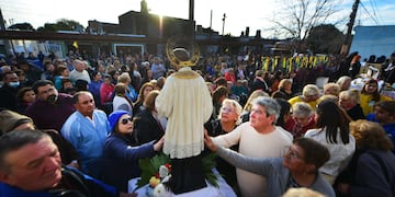 Procesión de San Cayetano por las calles de barrio Altamira con la presencia del Arzobispo Ángel Rossi. Foto Javier Ferreyra