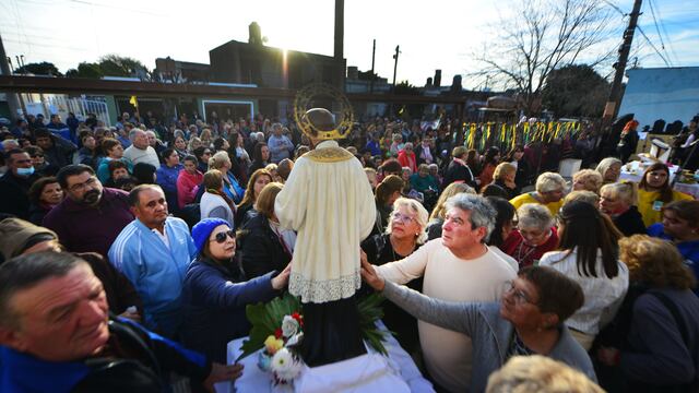 Procesión de San Cayetano por las calles de barrio Altamira con la presencia del Arzobispo Ángel Rossi. Foto Javier Ferreyra