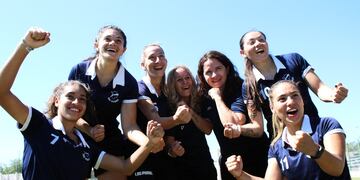 Cinco de las 12 profesionales: Barrionuevo, Napolitano, Mavi Pintos que están a la izquierda de la presidenta Marisa Gómez y la entrenadora Silvana Villalobos. Y a la derecha, Blanco y Fontana./Gentileza Prensa Las Pumas