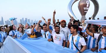 Los hinchas argentinos tiñeron de celeste y blanco a Qatar.