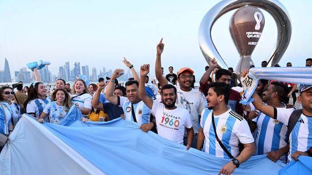 Los hinchas argentinos tiñeron de celeste y blanco a Qatar.