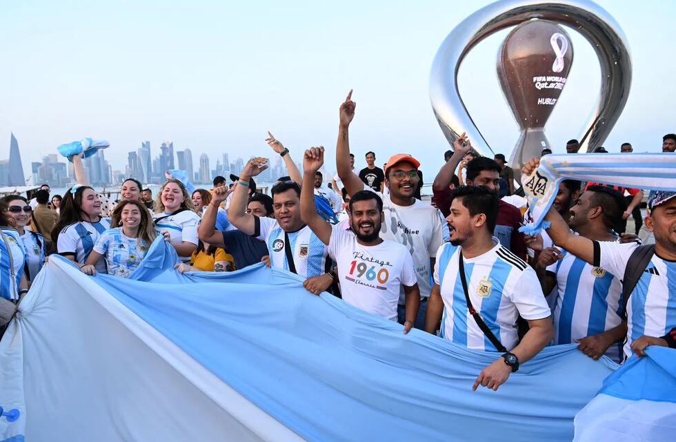 Ya se hace notar el fanatismo de los hinchas argentinos en Qatar, y organizaron el primer banderazo