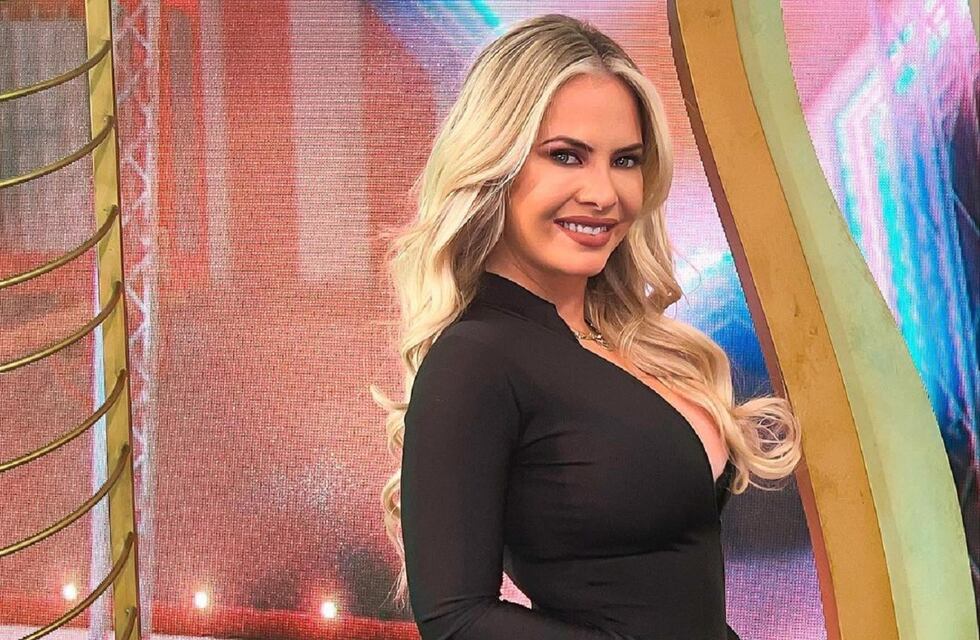 En bikini triangular y minishort de jean: así “hizo dedo” Alejandra Maglietti y conquistó corazones