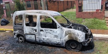 Un automóvil se incendió y quedó destruido en el barrio Santa Rosa de Iguazú.
