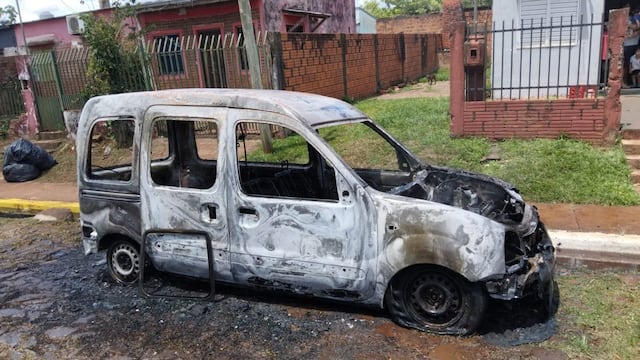 Un automóvil se incendió y quedó destruido en el barrio Santa Rosa de Iguazú.