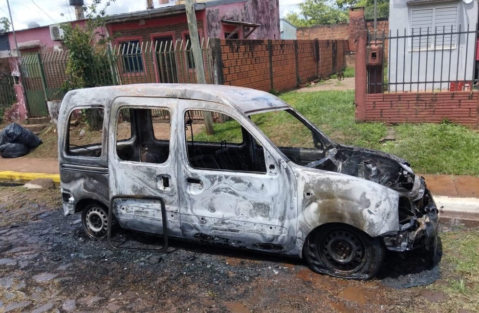 Un automóvil se incendió y quedó destruido en el barrio Santa Rosa de Iguazú
