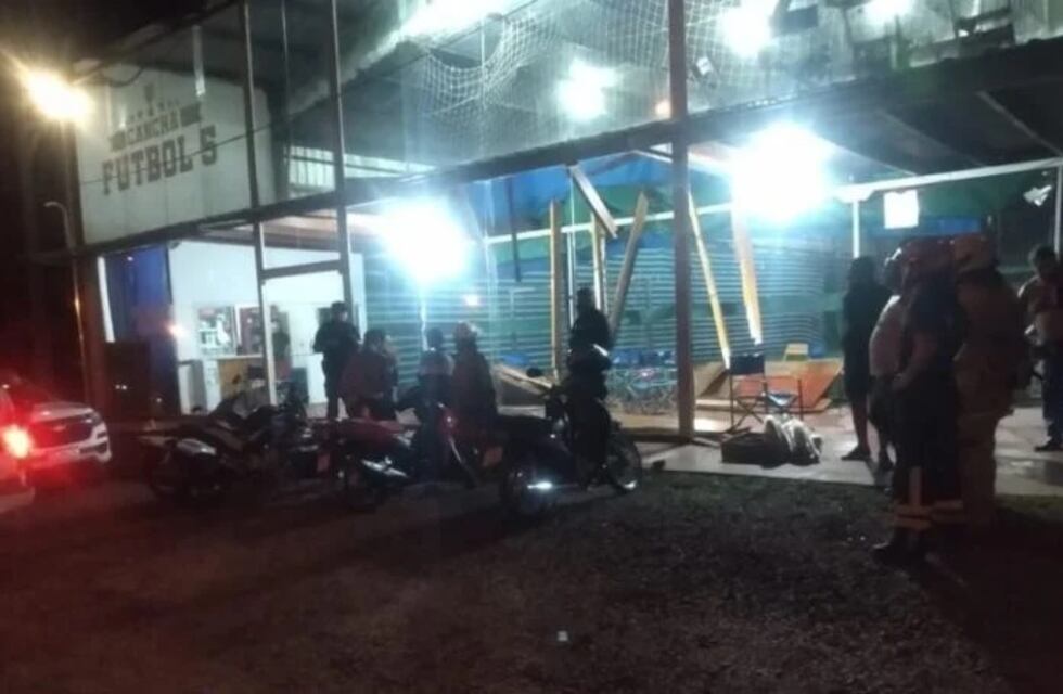 Varios heridos tras romperse el piso de madera de una cancha de fútbol 5 en Guaraní