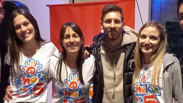 Lionel Messi junto a las animadoras de Choke los 5