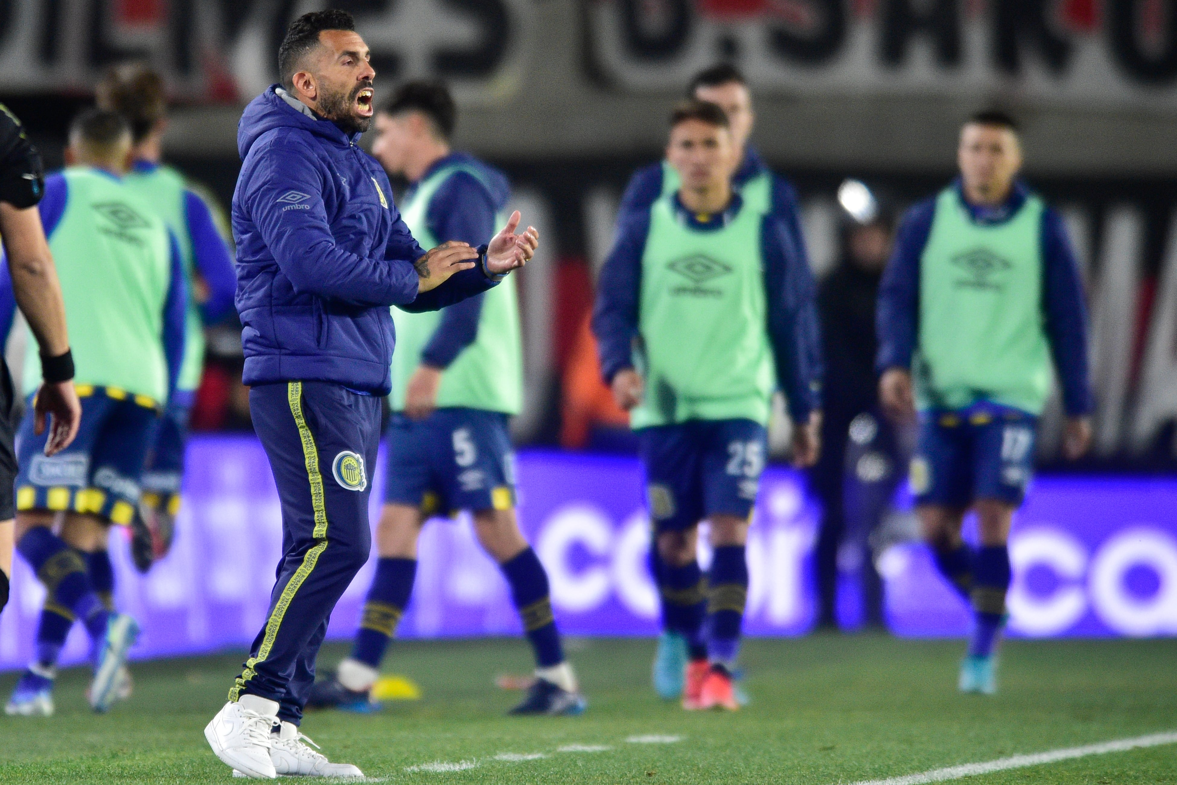 ARCHIVO - Carlos Tevez, técnico de Rosario Central, durante el partido contra River Plate, el 16 de octubre de 2022, en Buenos Aires. Tevez ha sido nombrado como el nuevo entrenador de Independiente en Argentina. (AP Foto/Gustavo Garello)