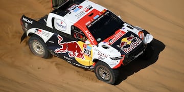 Al-Attiyah y la nueva Hilux volaron en el primer día extenso de competencia del Dakar 2022.
