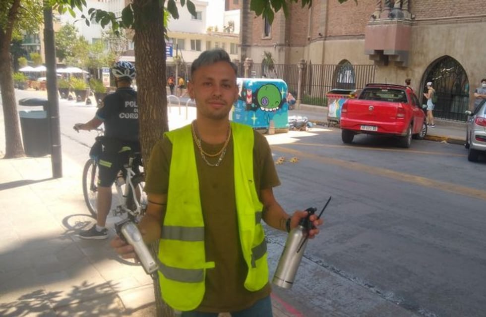 Cuidacoche y peluquero: la historia del cordobés que se la rebusca en el Paseo Buen Pastor