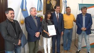 El gobernador Sadir entregó personalmente los primeros Microcréditos IVUJ.