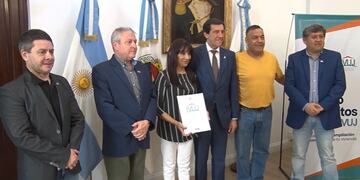 El gobernador Sadir entregó personalmente los primeros Microcréditos IVUJ.