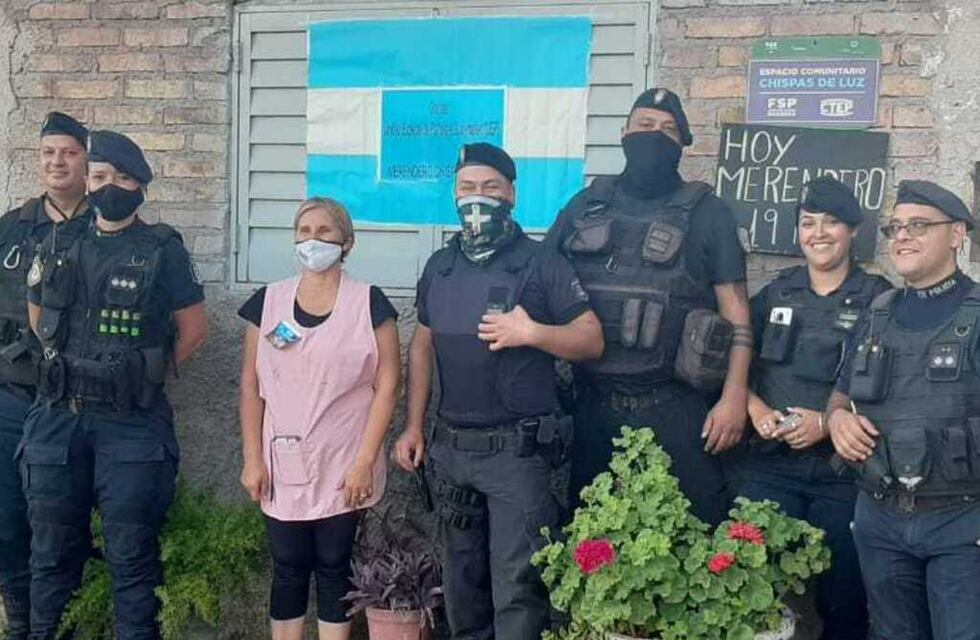 Policías se convirtieron en Reyes Magos de un merendero de Maipú