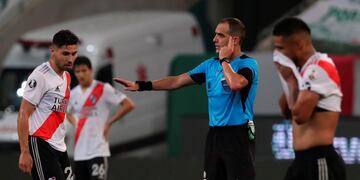 El árbitro uruguayo Esteban Ostojich consulta al VAR en semifinal de la Copa Libertadores entre el Palmeiras y River. (Foto: AMANDA PEROBELLI / AFP)