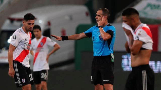 El árbitro uruguayo Esteban Ostojich consulta al VAR en semifinal de la Copa Libertadores entre el Palmeiras y River. (Foto: AMANDA PEROBELLI / AFP)