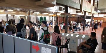 La demanda de testeos sigue en alza. Largas colas en el ex Registro Civil de la ciudad de Córdoba. (Nicolás Bravo/ La Voz)