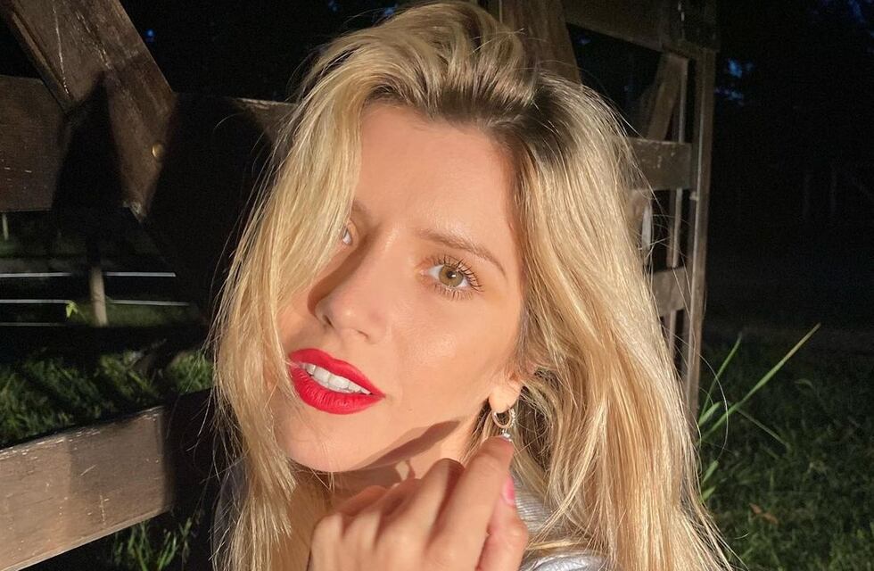 Laurita Fernández lució su bronceado en bikini animal print y strapless