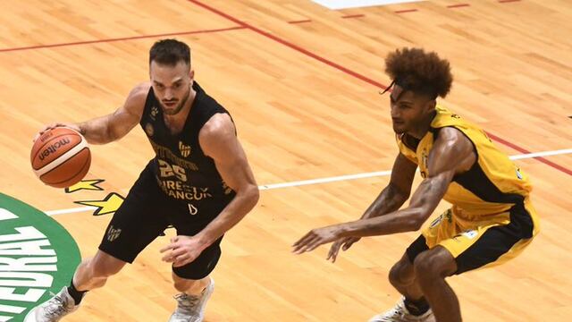 Pablo Bertone enfrenta a Latraius Mosley.