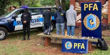 Dos presuntos “dealers” detenidos en Puerto Esperanza tras ser sospechados de intentar vender estupefacientes a estudiantes.