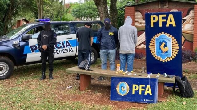 Dos presuntos “dealers” detenidos en Puerto Esperanza tras ser sospechados de intentar vender estupefacientes a estudiantes.