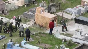 Operativo. Remueven con pico y pala una tumba en el cementerio de 9 de Julio. (Gentileza)