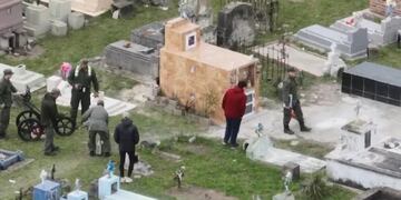 Operativo. Remueven con pico y pala una tumba en el cementerio de 9 de Julio. (Gentileza)