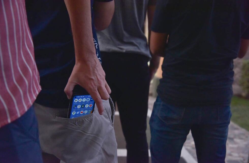 La ingeniosa técnica de un cordobés para evitar que le roben el celular en los eventos nocturnos