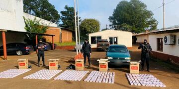 Puerto Rico: contrabando de cigarrillos en un auto con dominio apócrifo. Policía de Misiones