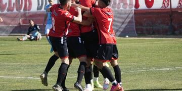 Deportivo Maipú festejó el triunfo ante Estudiantes de Río Cuarto por 1-0.