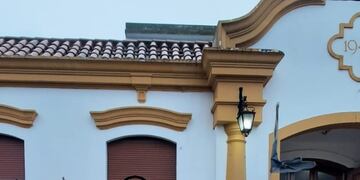 Balearon la Municipalidad de Coronel Rosales y otros locales