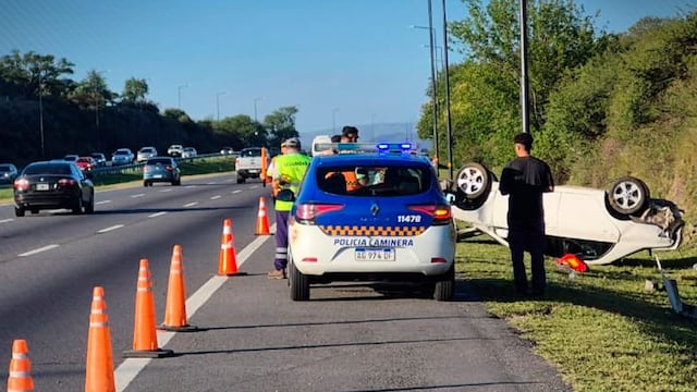Se quedó dormido al volante y volcó en la autopista Córdoba-Carlos Paz: salió ileso. Gentileza: El Doce